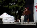 En av sångerna på allsång mot högern i Vitabergsparken 9 augusti 2008.