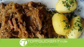 Bigos - polnischer Krautgulasch mit Räucherwurst, Pilzen und Pflaumen