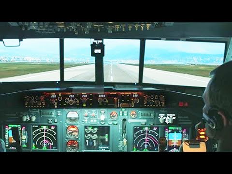 Laurent - Laurent Aigon est un passionné d'aviation qui a construit lui-même un simulateur de vol dans sa maison de Lacanau.