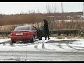 Девчонки забыли про ручник и пытаются тронуться