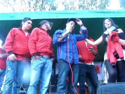 J Alvarez Tomandose Fotos Con Los De Rumba Estereo @ Fontibon (2011)