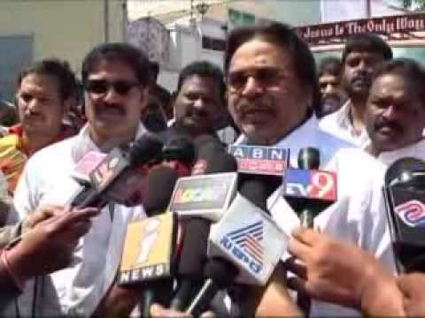 Srihari, Disco, Shanti, help, for, flood, victims, through, Akshara, Foundation, Dasari, Narayana, Rao, Kurnool, Mahabubnagar, Krishna, Guntur, Kadapa, Districts, Floodvictims, Telugu, TeluguOne, Tollywood, Film, News