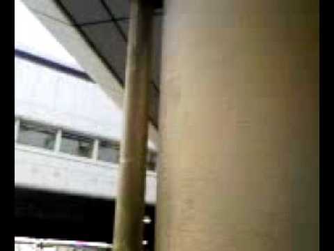ススだらけの中心街ペデストリアンデッキの柱08.9.10