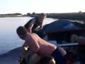 Breedstrooien na vlietpop over de rand van de boot