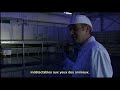 trois soci�t�s dans le monde produisent l'essentiel du poulet que nous mangeons r�ti, ce sont des poulets hybrides �lev�s en 8 semaines en engraissant au maximum et tout cela pour d�gager une marge de maximum 20 centimes d'euros par t�te.. ils sont tu�s dans des usines-abattoirs qui peuvent d�biter jusqu'� 50 000 poulets par jour. ces poulets sont nourris en partie avec le soja br�silien, pays qui connait encore une tr�s forte malnutrition notamment dans le nord.

http://www.editionsmontparnasse.fr/titres/we-feed-the-world-le-marche-de-la-faim