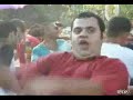 Hombre bailando como zombie en fiesta