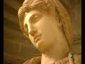 http://www.artehistoria.com/ciudades/videos/497.htmRoma, la capital del imperio al que dio nombre, la ciudad de los Papas, la Ciudad Eterna, es una de las urbes más atractivas del mundo, considerándose una auténtica ciudad-museo. El mítico origen de Roma está ligado a Rómulo y Remo y la loba capitolina. El germen de la ciudad lo encontramos en el Palatino. En época imperial esta zona fue ocupada por los palacios de los emperadores. Domiciano fue el promotor de la construcción de una gran mansión, que se mantuvo como sede regia hasta época medieval. El espacio entre los montes Palatino y Capitolio estaría ocupado por un valle donde se levantó el foro, centro religioso, político y comercial de la antigua Roma. Entre los edificios más interesantes se encuentra la Basílica de Majencio, colosal construcción del siglo IV en la que destacan las espectaculares bóvedas. Del templo de Saturno, construido en el siglo V antes de Cristo, sólo quedan ocho columnas. La Curia era la sede del Senado; es uno de los edificios mejor conservados. También se conserva en buen estado el arco de Septimio Severo, erigido en el año 203 para conmemorar la victoria del emperador sobre los partos, pueblo del actual Irán. La Columna Trajana es el monumento más interesante del foro de Trajano, erigida en el año 113 para conmemorar la conquista de la Dacia. En una cinta helicoidal de 200 metros de longitud se narran los hechos más interesantes de las dos campañas que se realizaron para dominar el territorio de la actual Rumanía. El Coliseo es el gran edificio de espectáculos. Levantado por la familia Flavia en los últimos años del siglo I, el anfiteatro tiene forma elíptica y unas impactantes dimensiones: 188 metros en su lado mayor y 155 en el menor, mientras que la fachada alcanza los 50 metros de altura, dividida en cuatro pisos. El papel de las termas será crucial en la vida romana. Las termas de Caracalla podían acoger a más de 1.600 bañistas. Se trata de un espectacular edificio, construido entre los años 212 y 216, que ocupaba 11 hectáreas. Uno de los edificios imperiales más impactantes es el Panteón. Construido por Agripa, Adriano será el responsable de la construcción actual. Se trata de un gran pórtico con ocho columnas adosado a una rotonda de más de 43 metros de diámetro, igual que la altura del edificio...