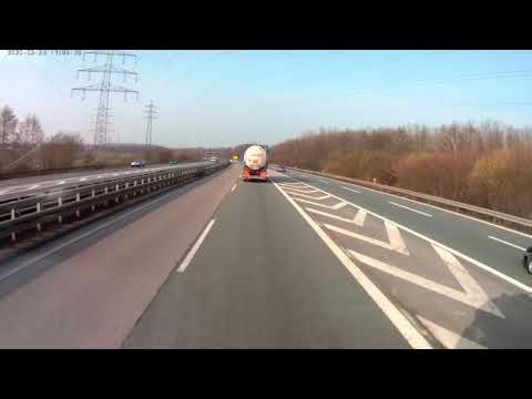 Koleś bez zawahania wjeżdża pod ciężarówkę…