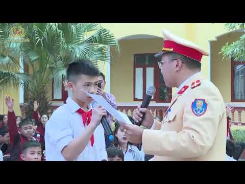 Tặng quà và tuyên truyền PL cho các em học sinh trường THCS Đồng Sơn