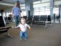 videos de hug for mom in airport.MOV