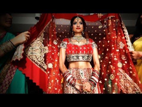 chicago indian wedding - Hindu wedding at Westin Itasca featuring mehndi party, baraat, wedding ceremony and reception. More info: http://delackmediagroup.com/blog/westin-itasca-wedd...