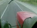 met de case en een kipkar op de baan met de case en een kipkar op de baan