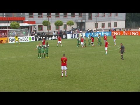 feyenoord - Landskampioen Feyenoord A1 speelde op Varkenoord tegen bekerwinnaar PSV A1. Kijk op ons YouTube-kanaal voor meer video's van PSV TV. Abonneer je op dit kanaa...