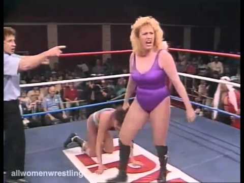 women wrestling