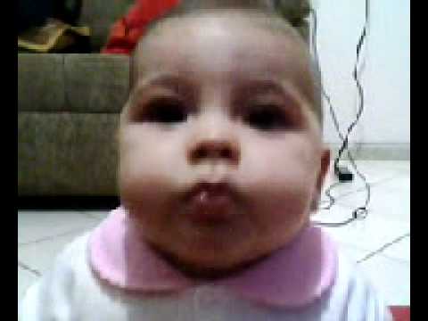 Bebê chora ao ouvir música sertaneja