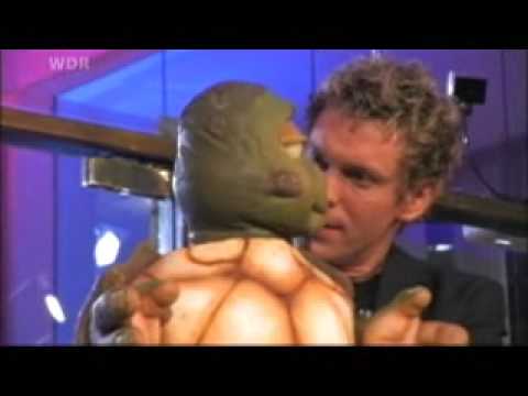 sascha - Endlich mal wieder ein Comedian im Fernsehen bei dem man von Herzen lachen kann. Und das schafft er ohne sich über andere lustig zu machen! Großes Kino! WEIT...