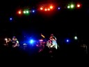 Konsumo respeto tocando herida de guerra en el cebolla rock