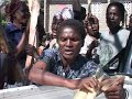ADRA's rådgivere kommer vidt omkring. I landsbyen Nsanjama bliver de flot modtaget, da de kommer med brænde. Her underviser de både mændene og kvinderne i ernæringsrigtig kost.