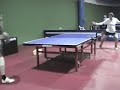 video in cui l'allenatore dei giovani atleti di cretone si cimenta in alcuni scambi di ping pong