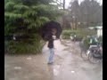 Yvo en Bart paraplu in de storm