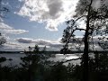 Kaukana jossain salamoiMyrskyn äänet kuulla voiVielä taivas on auki pimeäänIkävän tuulikello soiKesän muistot haravoiKun se toistaa kipeästi nimeäänVielä taivas on auki pimeään Elä muistojen keskellä tuulinen yöElä maailma kun maahan lyöElä viiltävä viima ja kaipuu loputonJa sen jälkeen elä vielä,Kun sun aikasi onElä vielä, elä vieläKun sun aikasi on Kylmänä kaipuu avaruusHuutoon vastaa ikuisuusVaieten aina uudestaanKysyjä eksyy sanatonKartta taivaan tyhjä onKun se katsoo alas hiljaisuudestaanVaieten taas uudestaan Elä muistojen keskellä tuulinen yöElä maailma kun maahan lyöElä viiltävä viima ja kaipuu loputonJa sen jälkeen, elä vieläAika tuntematonElä vielä, elä vielä,Kun sun aikasi on Kun ei kuule kukaanEikä pysty vastaamaanTaivas pimenee ja myrsky nouseeVoiko menneet unohtaaMiten pelko katoaaMitä huominen tuo mukanaan