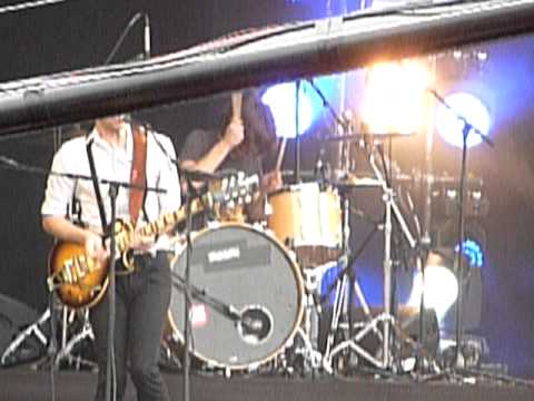 vieilles charrues 2011 - Asaf avidan & the mojos - wasting my time.MOV