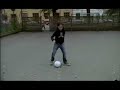 بنت ماهرة فى كرة القدم تجيد التحكم فى الكرة و كأنها لاعب كرة قدم محترف