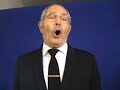 A121.- AY MARI CRUZ (Imperio Argentina), de León,Valverde y Quiroga.Es Ma-ri-cruz la mo-ci-ta., la más bo-ni-ta., del ba-rrio de San-ta Cruz.. El vie-jo ba-rri-o ju-dío, ro-sal flo-ri-do, cla-va-do en su ro-sal de luz.. Y des-de la Ma-ca-re-na., la vie-nen a con-tem-plar, pues su ca-ri-ta mo-re-na, ha-ce a los hom-bres so-ñar.. Yu-na no-che de lu-na., el si-len-cio rom-pió., la gui-ta-rra mo-ru-na y u-na voz que can-tó.. Ay, Ma-ri-cruz, Ma-ri-cruz., ma-ra-vi-lla de mu-jer., del ba-rrio de San-ta Cruz., e-res un ro-jo cla-vel. Mi vi-da só-lo e-res tú y por ju-rar-te yo e-so, me dis-te en la bo-ca un be-so, que aún me que--ma., Ma-ri-cruz.. Ay, Ma-ri-cruz, ay, Ma-ri-cruz..- MÚSICA.- Fue co-mo plu-ma en el vien-to., su ju-ra-men-to. y a su que-rer trai-cio-nó.. Dea-que-llos bra-zos a-man-tes., hu-yó u-na tar-de y a mu-chos des-pués se en-tre-gó.. Se-ño-ri-tos con di-ne-ro, la lo-gra-ron sin tar-dar. ya-quel su cuer-po he-chi-ce-ro, hi-zo a los hom-bres pe-car.. Pe-ro só-lo hu-bo un hom-bre., que con pe-na, llo-ró., re-cor-dan-do su nom-bre, es-ta co-pla can-tó. Ay, Ma-ri-cruz, Ma-ri-cruz., ma-ra-vi---lla de mu-jer.. Del ba-rrio de San-ta Cruz, e-res un ro-jo cla-vel.. Mi vi-da sól-o e-res tú y por ju-rar-te yo e-so, me dis-te en la bo-ca un be-so, que aún me que--ma, Ma-ri-cruz.- Ay, Ma-ri-cruz-., ay, Ma-ri-cruz.. Mi vi-da sól-o e-res tú y por ju-rar-te yo e-so, me dis-te en la bo-ca un be-so, que aún me que--ma, Ma-ri-cruz.- Ay, Ma-ri-cruz-., ay, Ma-ri-cruz..