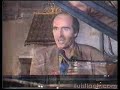 molt bona
muy buena
chanson tr�s bonne 
very good song.
sehr sch�ner lied
canzone molto bella

lletra - letra - lyrics
_____________________
el cant dels ocells
_____________________
(versi� llu�s llach)

en veure despuntar
el major lluminar
en la nit m�s hermosa
els ocellets cantant
a festejar-lo van
en sa veu melindrosa.

a l'alba partiran
mediterr�nia enll�
amb ales amoroses
els ocellets cantant
el seu consol duran
als infants orfes de b�snia.
___________________________________

(versi� maria del mar bonet)

al veure despuntar
lo major lluminar
en la nit m�s ditxosa,
els aucellets, cantant,
a festejar-lo van
amb sa veu melindrosa.

la garsa, griva i gaig
diuen: ja ve lo maig.
respon la cadernera:
tot arbre reverdeix,
tota planta floreix
com si fos la primavera.

l'estiverola diu:
no �s hivern ni �s estiu,
sin� que �s primavera:
perqu� ha nat una flor
que pertot d�na olor,
en el cel i la terra