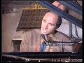 molt bona
muy buena
chanson tr�s bonne 
very good song.
sehr sch�ner lied
canzone molto bella

lletra - letra - lyrics
_____________________
el cant dels ocells
_____________________
(versi� llu�s llach)

en veure despuntar
el major lluminar
en la nit m�s hermosa
els ocellets cantant
a festejar-lo van
en sa veu melindrosa.

a l'alba partiran
mediterr�nia enll�
amb ales amoroses
els ocellets cantant
el seu consol duran
als infants orfes de b�snia.
___________________________________

(versi� maria del mar bonet)

al veure despuntar
lo major lluminar
en la nit m�s ditxosa,
els aucellets, cantant,
a festejar-lo van
amb sa veu melindrosa.

la garsa, griva i gaig
diuen: ja ve lo maig.
respon la cadernera:
tot arbre reverdeix,
tota planta floreix
com si fos la primavera.

l'estiverola diu:
no �s hivern ni �s estiu,
sin� que �s primavera:
perqu� ha nat una flor
que pertot d�na olor,
en el cel i la terra