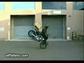 Repartidor de pizza se saca la mugre con su moto