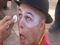 Dois palhaços e seu circo itinerante