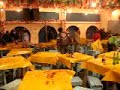 mozo una mesa por favor