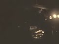 lastima bai bideoren eta bai audioaren kalitate kaskarra. bideoa grabatzen ari dena ekaitz da, legen beltzako gitarrista itzela eta black storm anpliburuen sortzaile/ingeniaria. leioko ehu-n bere ikaskide izandako pogmo-ko be�at gitarrajoleari adarra jotzeko igo da eszenatokira kamara eskuan hartuta. gero julen bateriajolea agertzen da, eta behetik azken toma bat ondoren; juanma eta markel azaltzen dira ozta-ozta.
kalitate txarra. pena.
bideoaren onena: ekaitzek berak amaieran botatako orru satanikoa: 