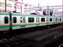E２３１系が大宮駅を出発していく所を撮影した動画です。奥に京浜東北線２０９系も映っています。