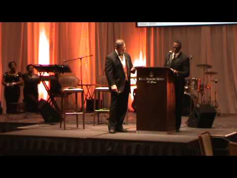 Benefit Auctioneer Rob Weiman conducts an auction for the National Kidney Foundation