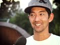 Bob Burnquist, brasileiro número 1 do skate internacionalRobert Dean Silva Burnquist, mais conhecido como Bob, tem nome de gringo mas nasceu em Copacabana, foi criado em São Paulo e desde 1995 mora em San Diego Califórnia. Começou a andar de skate (como ele gosta de dizer), aos 11 anos e junto com o seu pai, comprou as peças e montou o primeiro equipamento. Aos 13 anos estreou em competições. O resultado? Atualmente é considerado um dos melhores skatistas do mundo. O ano passado foi um dos mais importantes na vida de Bob. Dentre uma variedade de finais de competições de alto nível, ele conquistou medalhas de ouro na categoria vertical e bronze em melhores manobras no X-Games VII, na Filadélfia (EUA). No Vans Triple Crown, conseguiu o 1o lugar para vertical. Além disso foi escolhido pelo Transworld Riders Poll Awards como o Melhor Skatista de Vertical e finalmente foi nomeado pela segunda vez o Skatista do Ano nos ESPN Action Sports and Music Awards. Hoje em dia tem o privilégio de ter a maior pista de skate do mundo no quintal de sua casa. Com apenas 25 anos, essa fera do skate é personagens de jogos eletrônicos como Playstation, Game Boy. Bob é casado com a também skatista Jennifer OBrian e pai da menina Lótus OBrien Silva Burnquist.