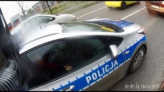 „Jacyś jesteście chorzy!” Typ ostro ciśnie policjantów za prowokację na przejściu dla pieszych!