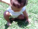 Luísa engatinhando na praça Luísa engatinhando na praça