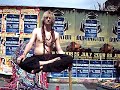 Ramana zweeft in Hengelo tijdens Straattheater-festival