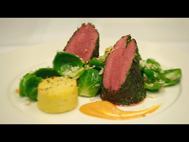 Frischlingsfilet im Pfeffer-Kräutermantel, Zitronen-Thymian-Polenta an Rosenkohlblätter