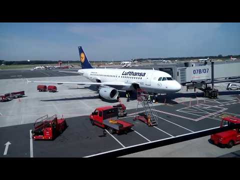 Flughafen Hamburg - Startvorbereitung einer Lufthansa ...