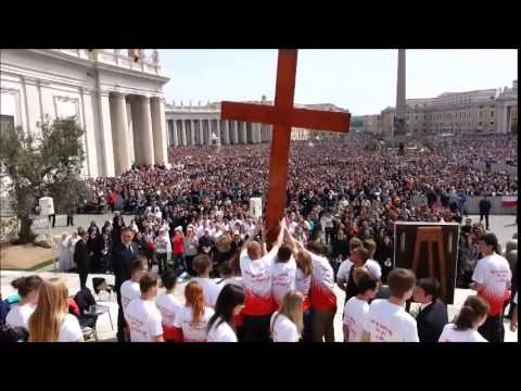 symboli - Przedstawiamy amatorskie nagranie momentu przekazania symboli ŚDM -- krzyża i ikony Matki Bożej w Niedzielę Palmową na placu Świętego Piotra w Rzymie. Młodzi...