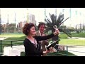 Abriendo una botella de champagne con una cop