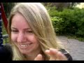 Elin och jag har roligt på en lekpark
