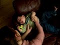 Petit Edouard se fait chatouiller par sa maman Petit Edouard se fait chatouiller par sa maman