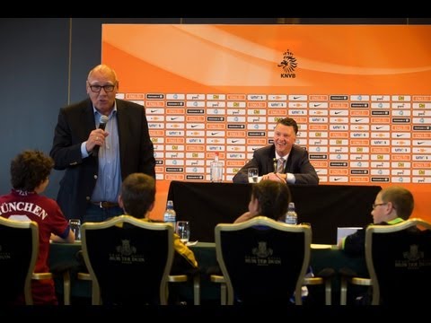 VIDEO: Van Gaal staat kinderen te woord