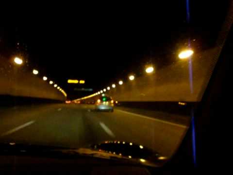 video auto Ferrari F430 Spider sous un tunnel