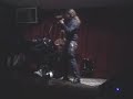 DURANTE LA CANZONE IL CORVO SI ESIBISCE ANKE NEI SUOI PASSI CLASSICI DA 