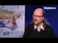 Entrevistamos a Santiago Segura, que hace un pequeño papel en la nueva película de Adam Sandler, 'Jack y su gemela'. En la entrevista, el actor nos cuenta su experiencia de grabar en USA, su anécdota con Al Pacino y nos da su opinión de los académicos de los Goya.
